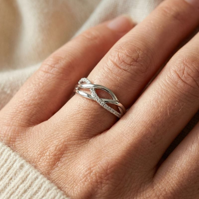 Bague multi-pierres pavage Phebus oxydes de zirconium argent blanc portée au quotidien