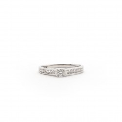 Bague Carador type solitaire accompagné en or blanc 750/000 et diamants 0,33 cts