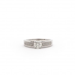 Bague solitaire accompagné Carador en or blanc 750/000 et diamants 0,45 cts