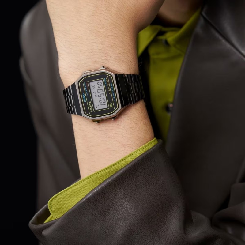 Montre numérique Casio collection Vintage bracelet acier noir