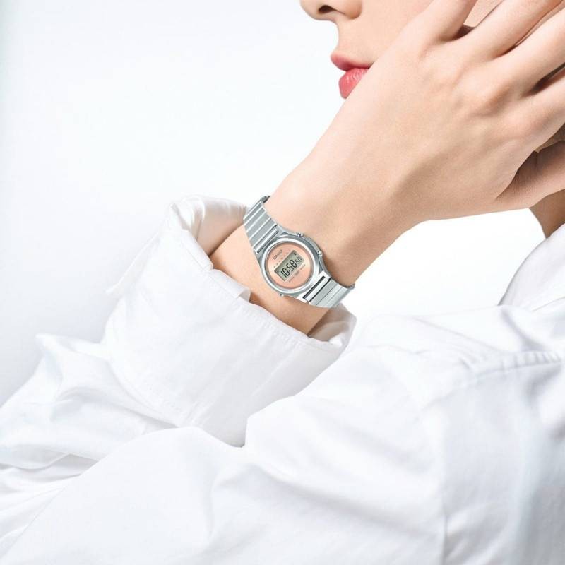 Montre digitale Casio collection Vintage bracelet acier gris