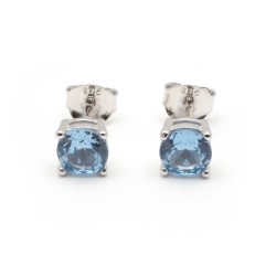 Boucles d'oreilles clous Carador en argent  et spinelle bleu clair serti 4 griffes