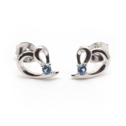 Boucles d'oreilles clous Carador en argent  et spinelle bleue sertie 4 griffes motif coeur