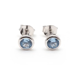 Boucles d'oreilles clous Carador en argent  et spinelle bleu clair serti clos