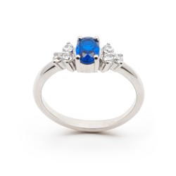 Bague solitaire accompagné femme carador en argent avec spinelle bleue foncée et oxydes de zirconium