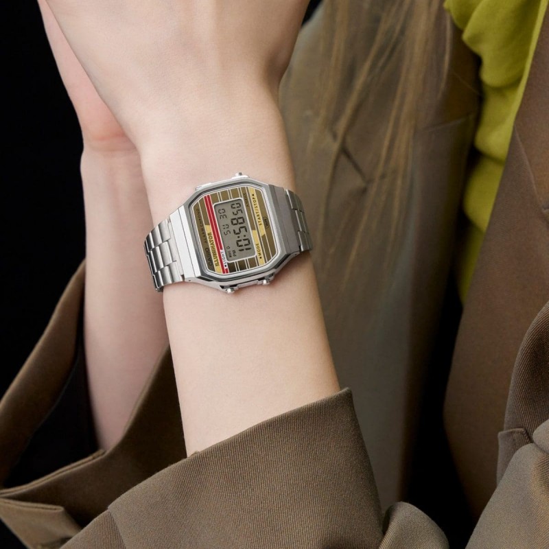 Montre digitale CASIO collection Vintage bracelet acier argenté