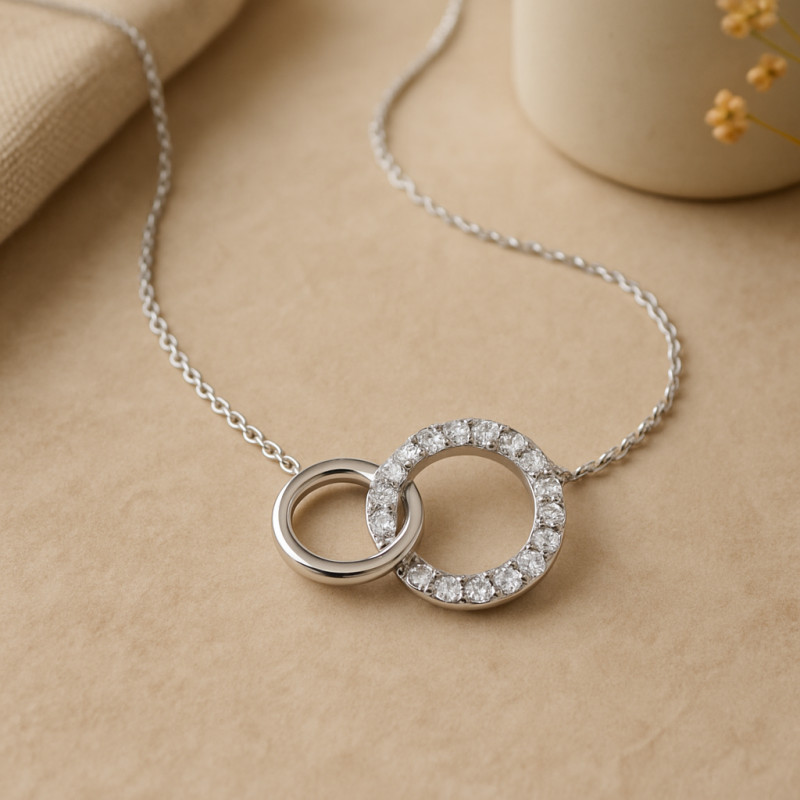 Collier femme CARADOR en or blanc 750/000 et oxydes de zirconium motif cercles entrelacés
