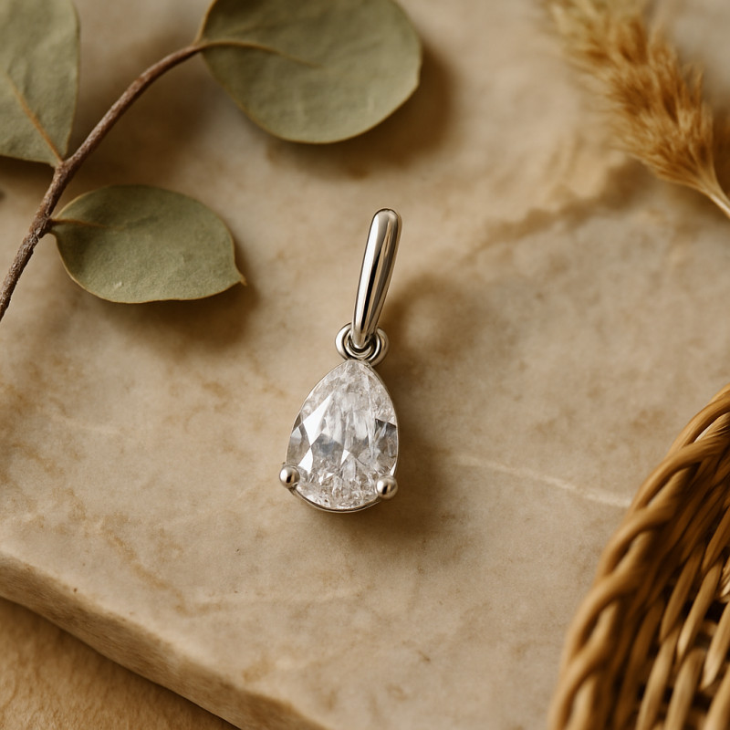 Pendentif solitaire Carador en  or blanc 750/000 et oxyde de zirconium forme poire