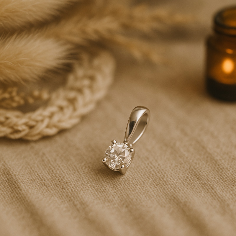 Pendentif en Or blanc 750/000 et oxyde de zirconium 0.5 x 0.5 cmCARADOR