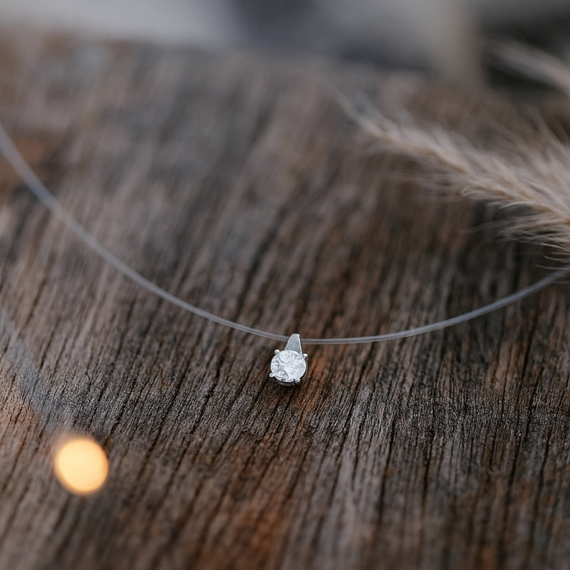 Collier en nylon et oxyde de zirconium de chez CARADOR or blanc 18 carats