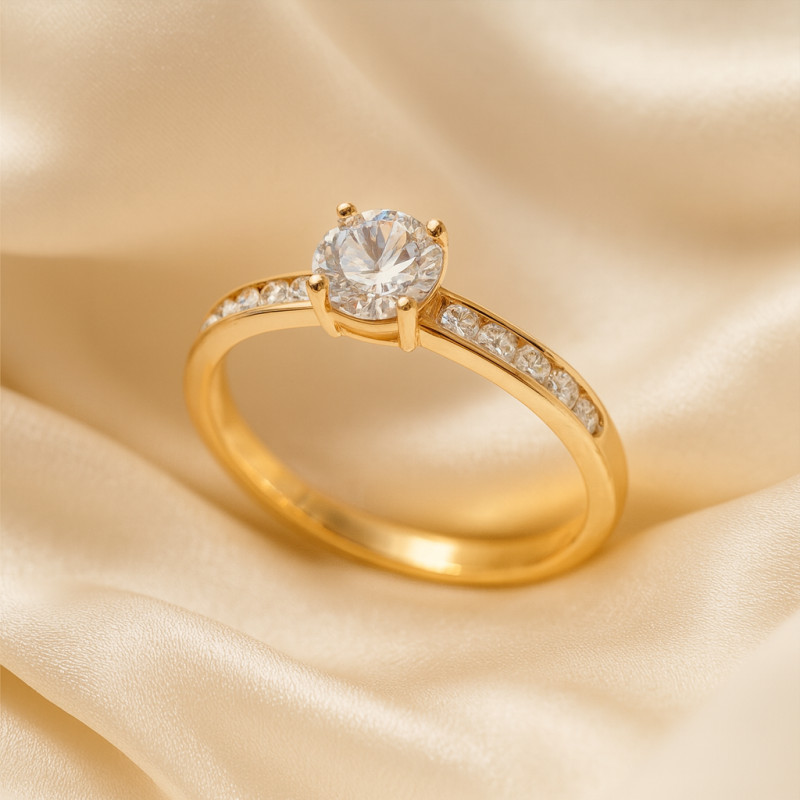 Bague solitaire accompagné femme carador en or jaune 750/000 et oxydes de zirconium