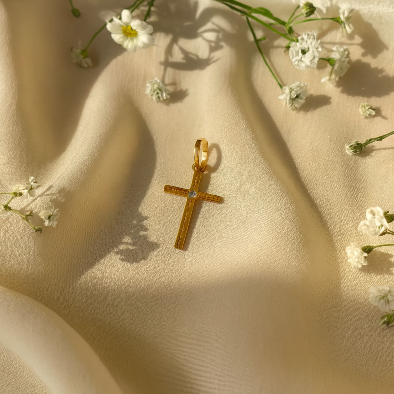 Pendentif Religieux Carador croix en or jaune et diamant 750/000