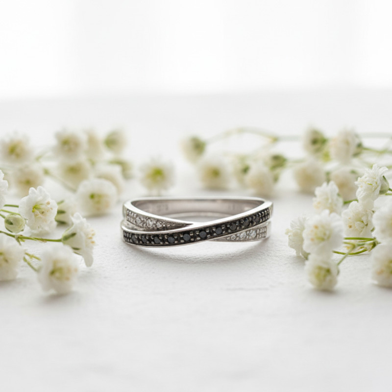 Bague anneaux croisés Carador en or blanc 375/000 et diamants noirs