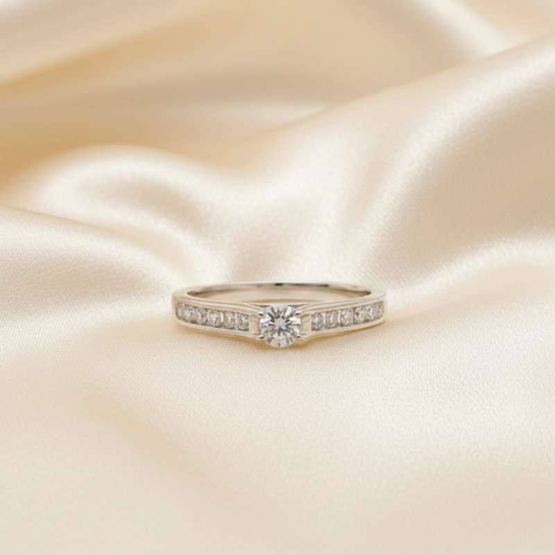 Bague Carador type solitaire accompagné en or blanc 750/000 et diamants 0,33 cts