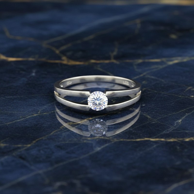 Bague or 750/000 et oxydes