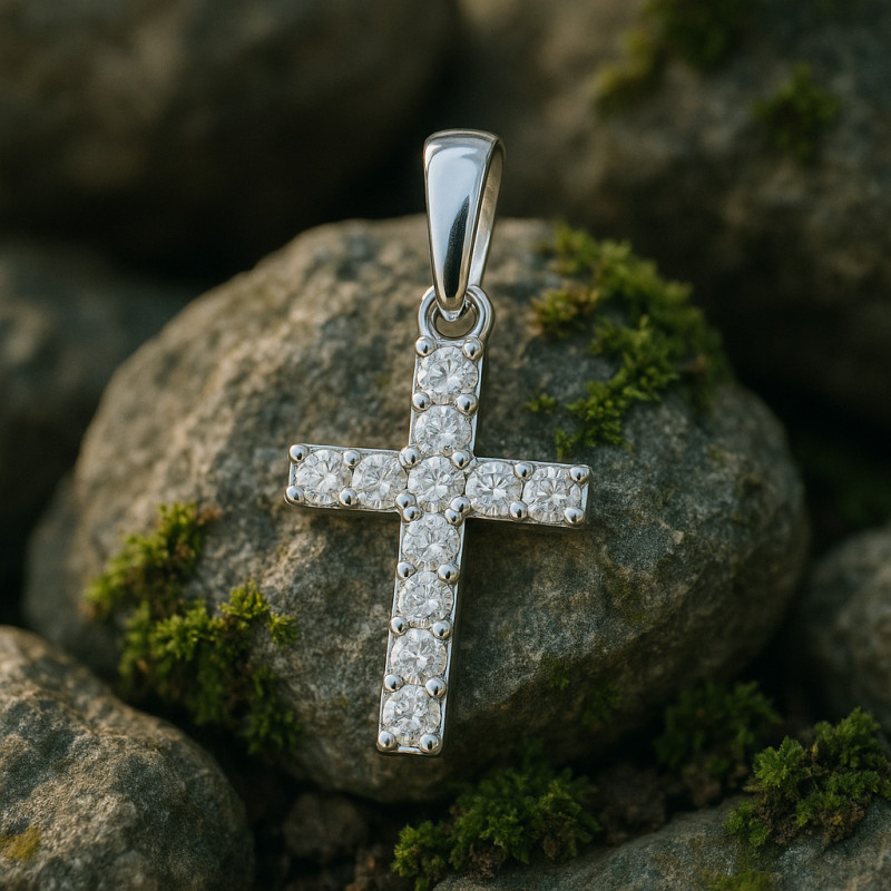 Pendentif Croix Carador  en Or Blanc  375/000 et Oxydes de zirconium