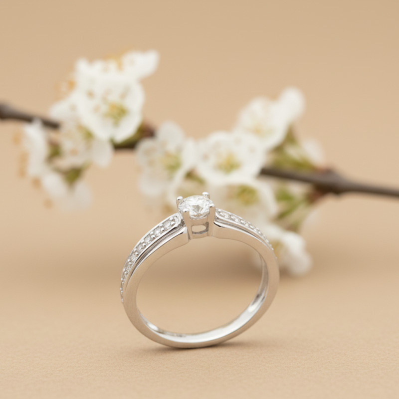 Bague solitaire accompagné multi-rang Carador en or blanc 750/000 et diamants