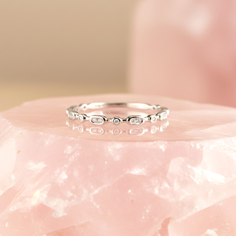 Bague type alliance fantaisie Carador en or blanc 750/000 et diamants