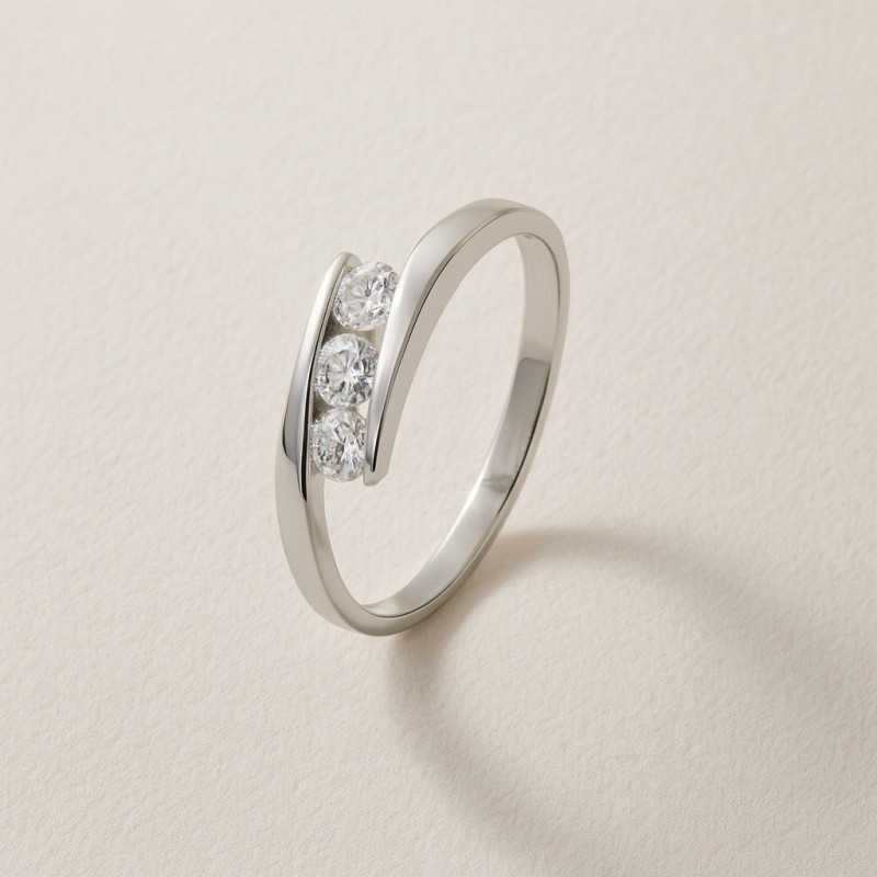 Bague trilogie en or blanc 750/000 et oxydes de zirconium