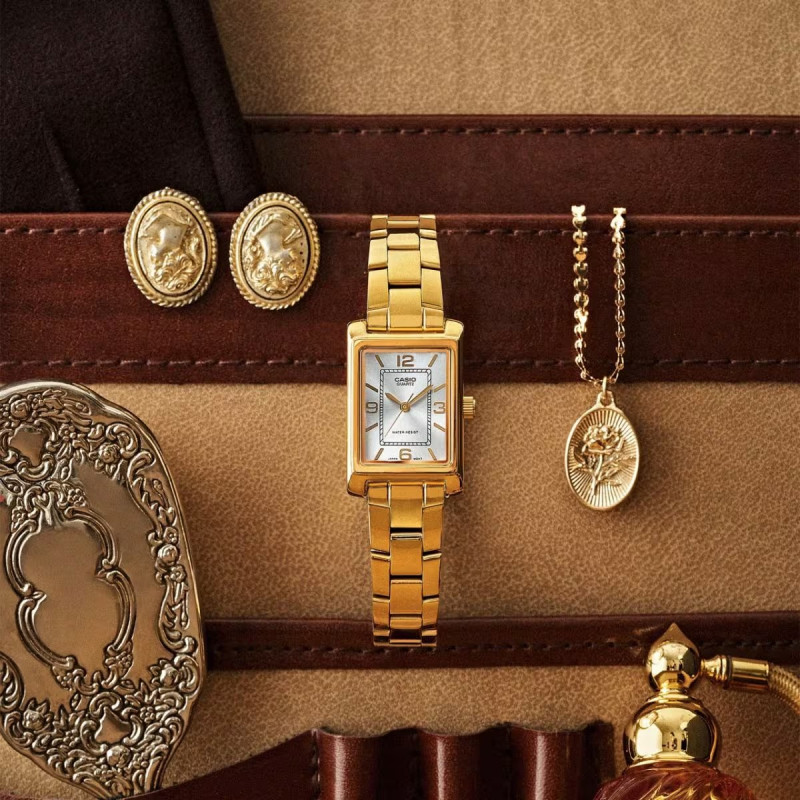 Montre analogique Casio collection Heritage bracelet acier doré