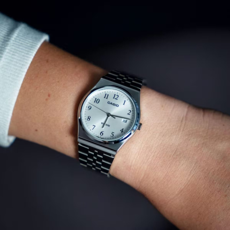 Montre analogique Casio bracelet acier argenté