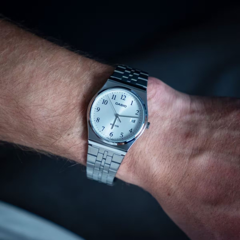 Montre analogique Casio bracelet acier argenté