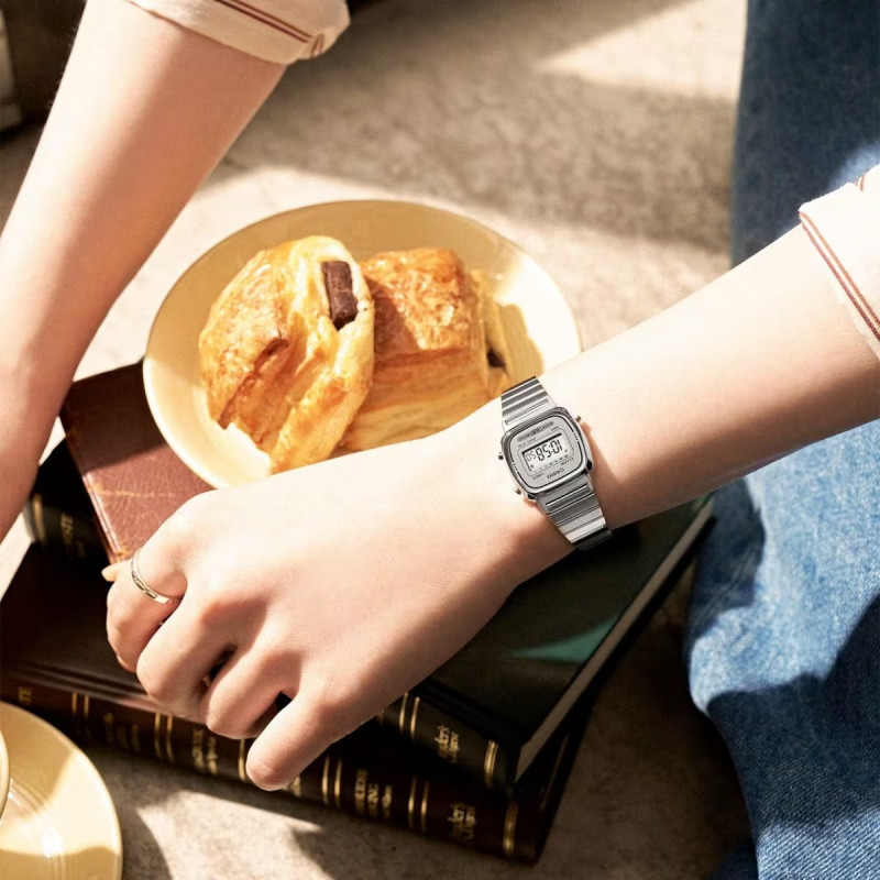 Montre numérique Casio bracelet acier argenté