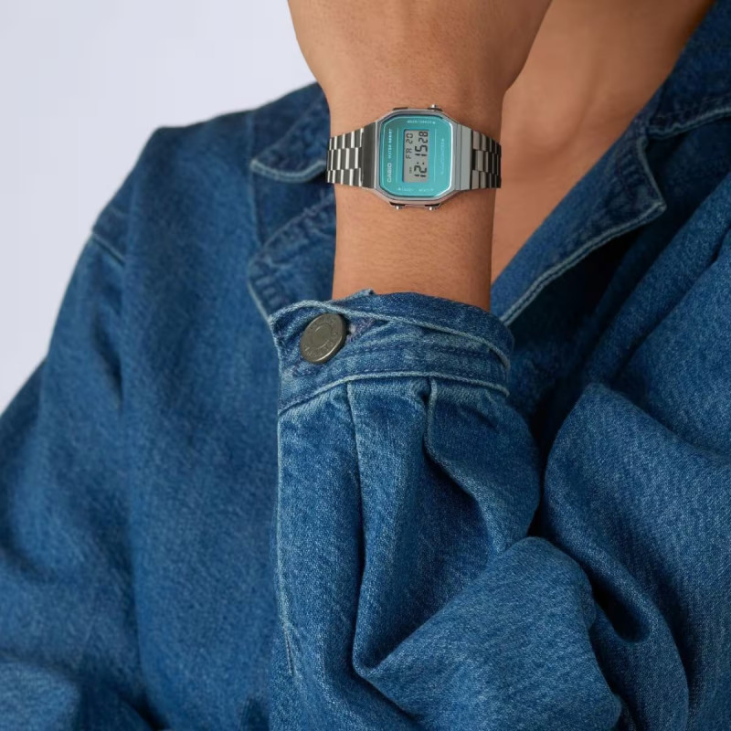 Montre digitale Casio collection Vintage bracelet acier argenté