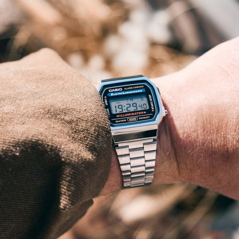 Montre digitale Casio collection Vintage bracelet acier argenté