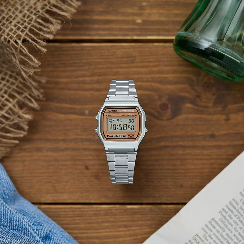 Montre digitale Casio collection Vintage bracelet acier argenté
