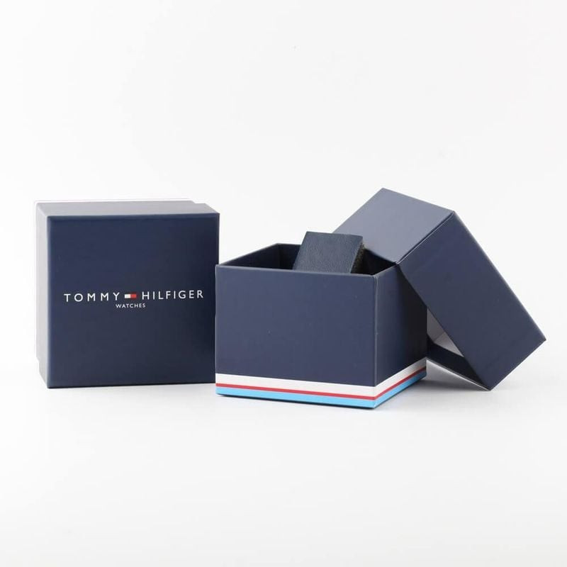 Montre Analogique Tommy Hilfiger Collection Bank Chronographe Bracelet Cuir Marron posée sur un supp