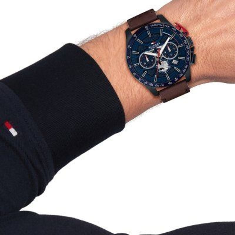 Montre Analogique Tommy Hilfiger Collection Bank Chronographe Bracelet Cuir Marron au poignet, cadra