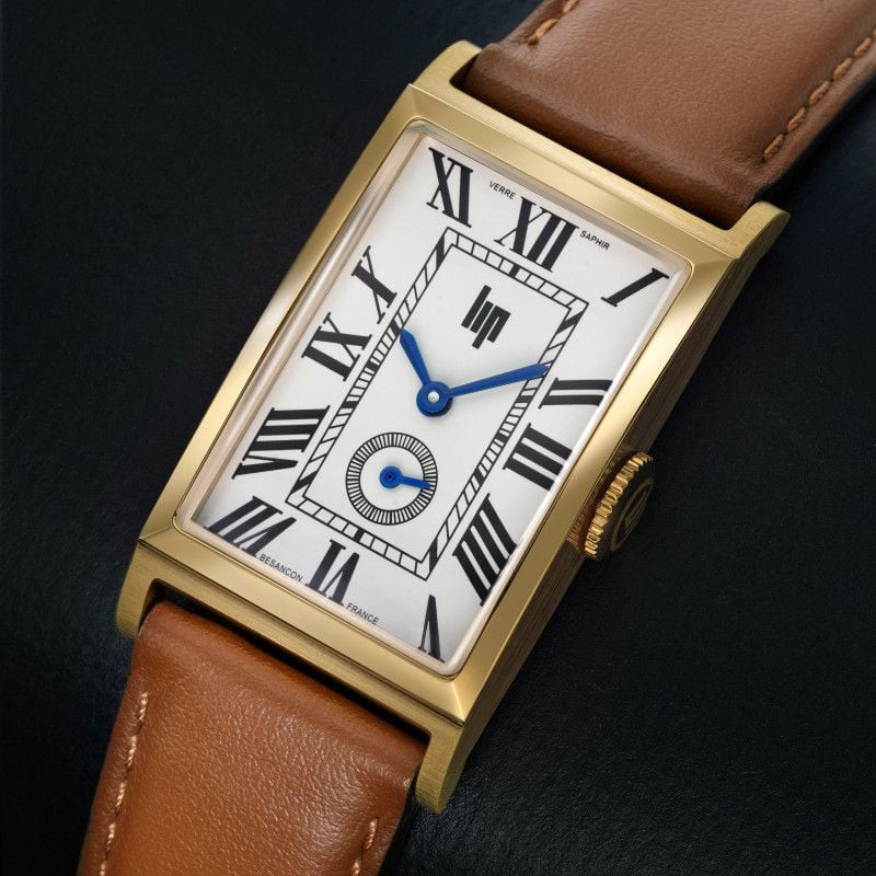 Montre analogique LIP Churchill T18, boîtier rectangulaire ton or, bracelet en cuir de veau camel en