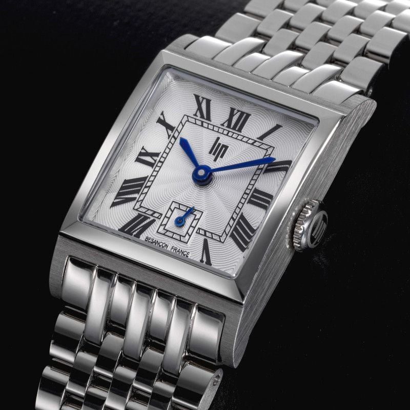 Photo d'ambiance de la montre Lip Churchill C18 2093335 posée sur une surface, montrant son design c