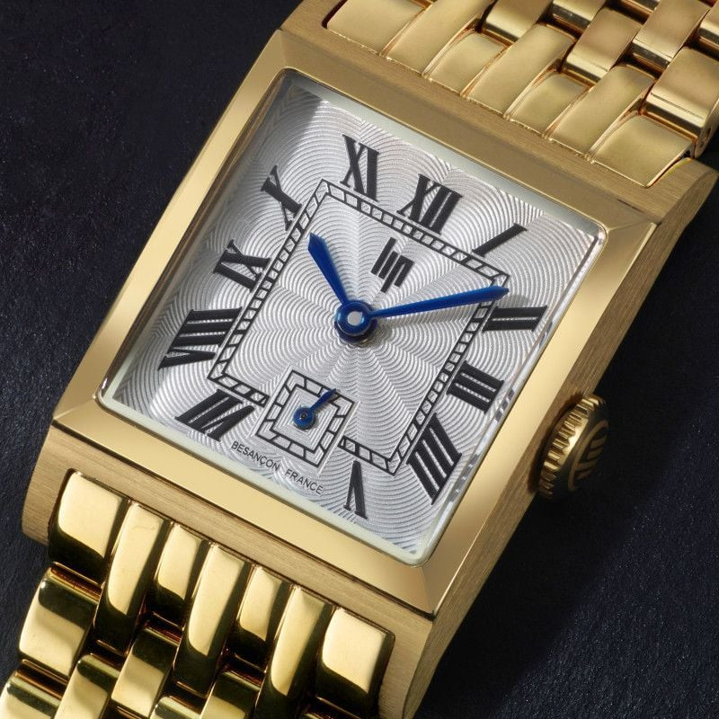 Montre analogique LIP Churchill C18 bracelet en acier doré avec cadran argenté et aiguilles bleues