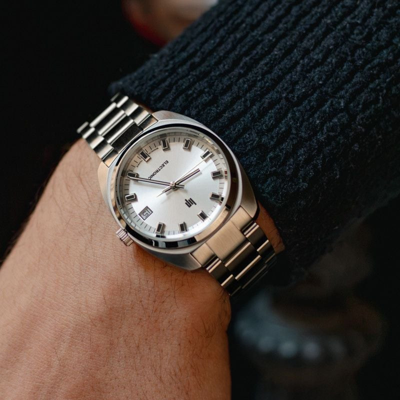 Montre analogique LIP Général de Gaulle 35 mm bracelet en acier inoxydable satiné portée au poignet