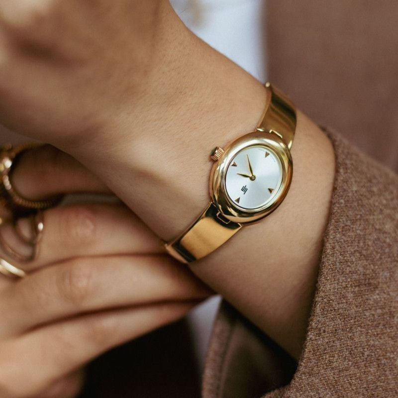 Montre analogique LIP Juliette bracelet acier inoxydable doré portée au poignet