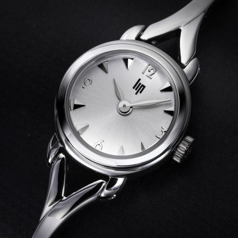 Montre LIP Henriette analogique au bracelet métal argenté dans un décor lumineux et raffiné