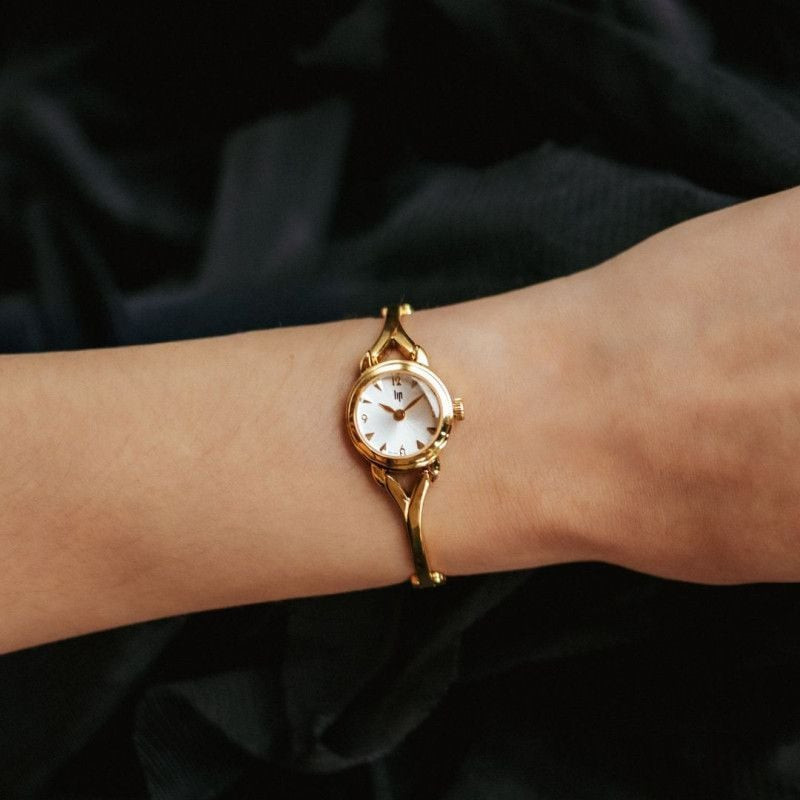 Montre femme quartz LIP Henriette Semi Rigide bracelet en métal doré portée au poignet