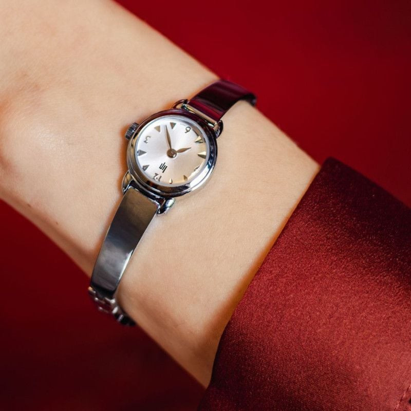 Montre quartz LIP Henriette 18 mm bracelet acier inoxydable argenté semi-rigide portée au poignet