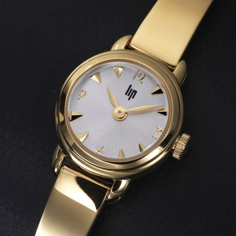 Montre analogique LIP Henriette bracelet en acier inoxydable doré en ambiance élégante.