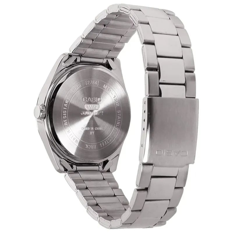 Montre analogique Casio Collection Timeless bracelet en acier inoxydable argenté, vue de détail.