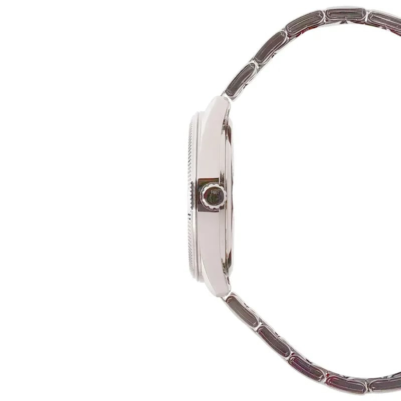 Montre analogique Casio Collection Timeless bracelet en acier inoxydable argenté, vue rapprochée