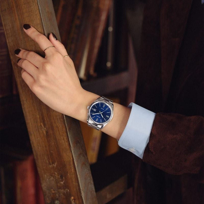 Montre analogique Casio Collection Timeless bracelet en acier inoxydable argenté portée au poignet