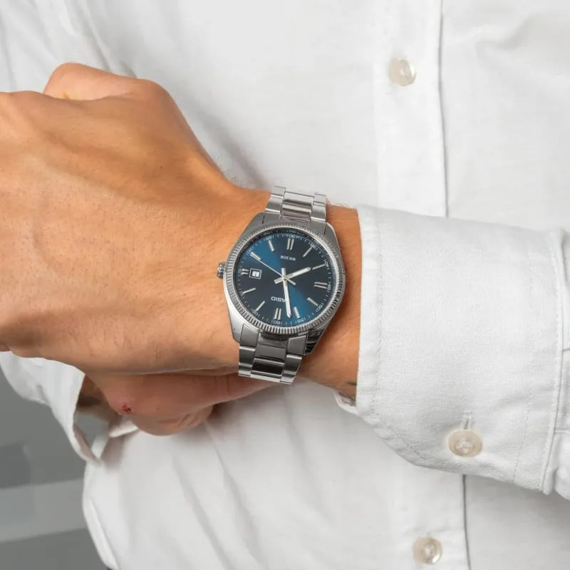 Montre analogique Casio Collection Timeless bracelet en acier inoxydable argenté portée au poignet