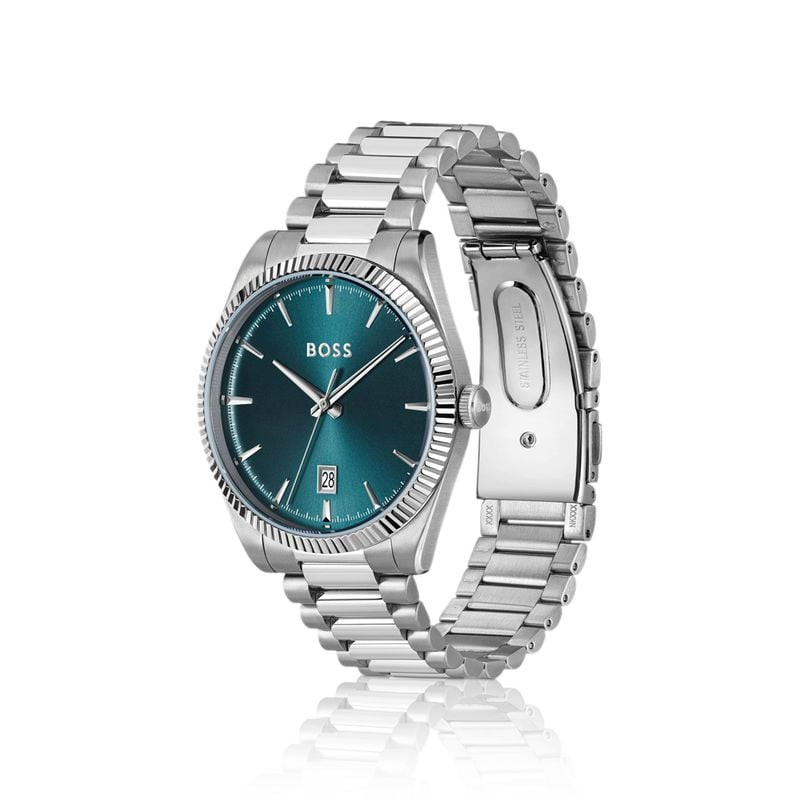 Vue en angle de la montre BOSS 2093453 Cheswick avec cadran bleu, lunette cannelée et bracelet acier