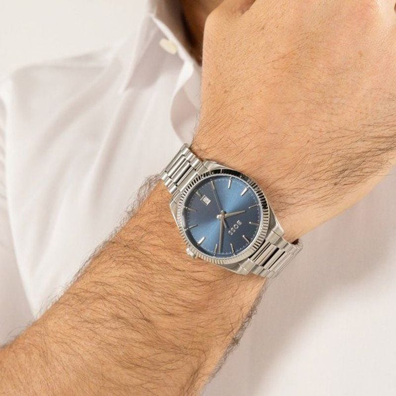 Photo lifestyle d'un homme portant la montre BOSS 2093453 Cheswick au poignet avec un costume et une