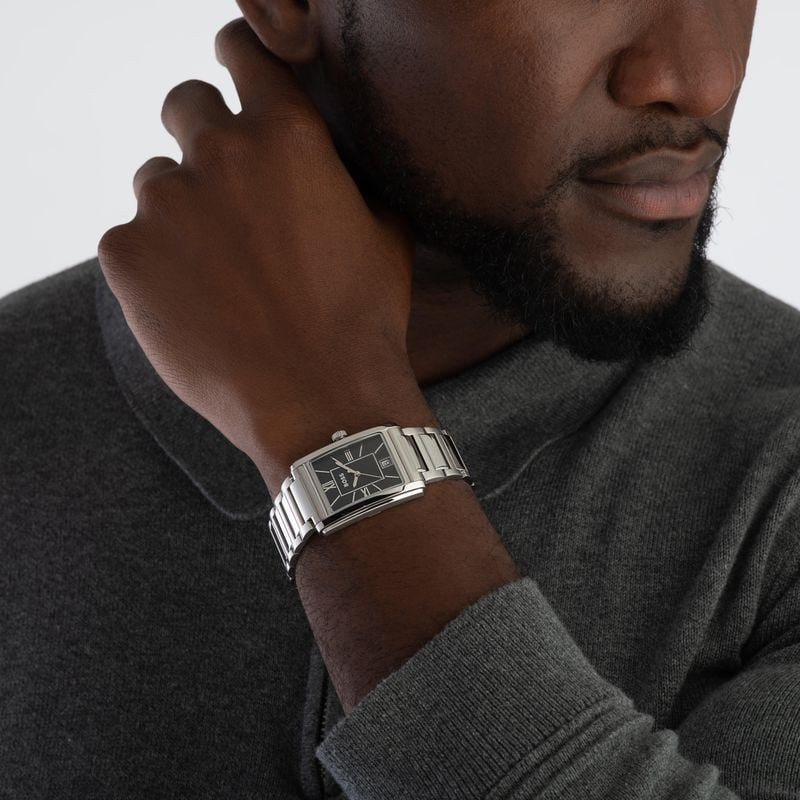 Homme élégant portant la Montre analogique BOSS homme collection Principle Dress bracelet en acier i