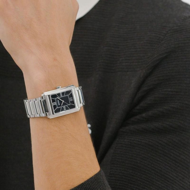 Montre analogique BOSS homme collection Principle Dress bracelet en acier inoxydable argent portée p