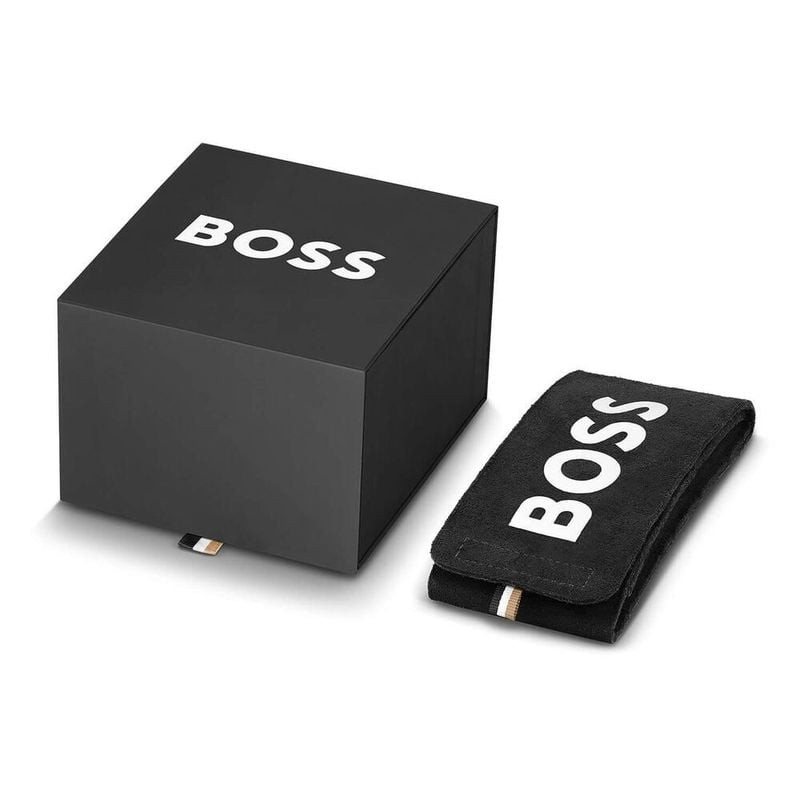 Vue en trois quarts de la montre BOSS Principle Dress mettant en valeur le cadran noir et les chiffr